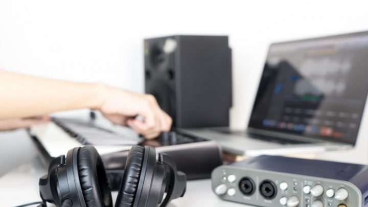 Produzione musicale in home studio: cosa non deve mancare?
